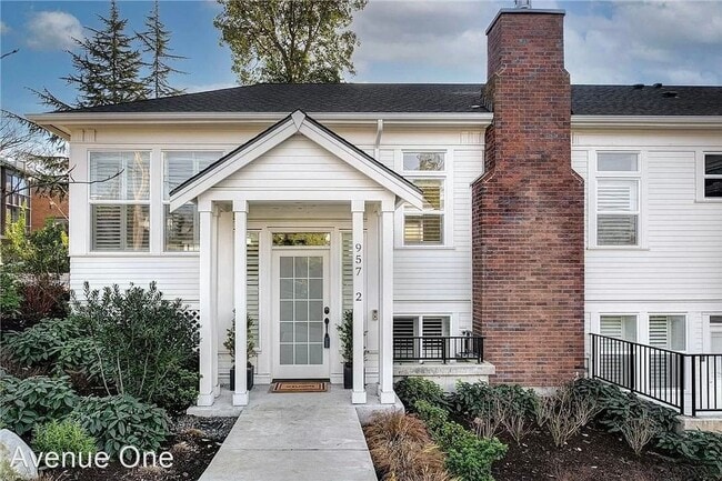 Primary Photo - 3 br, 2.5 bath House - 957 W McGraw St #2