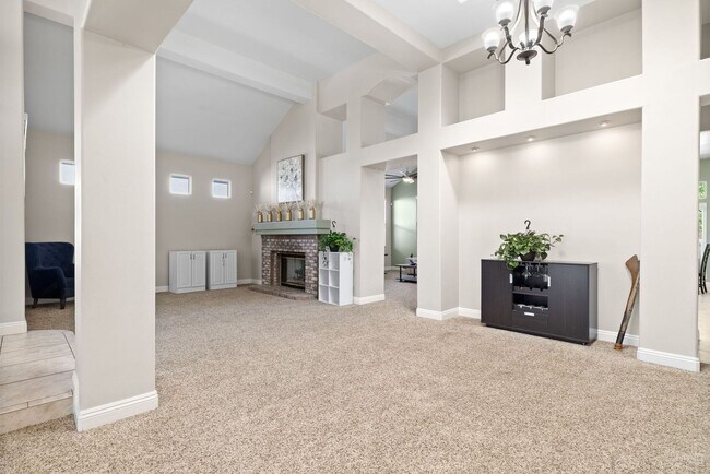 Building Photo - CLEAN 3 BEDROOM / 2 BATHROOM IN SEVEN OAK!...