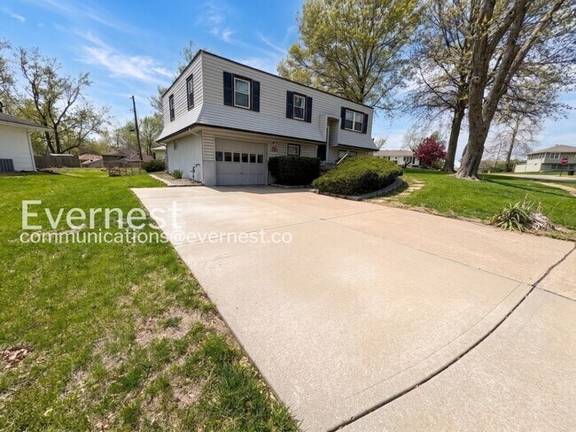 Building Photo - 3 Bed/1.5 Bath Home with Garage / Pet-Friendly / Coming Soon!