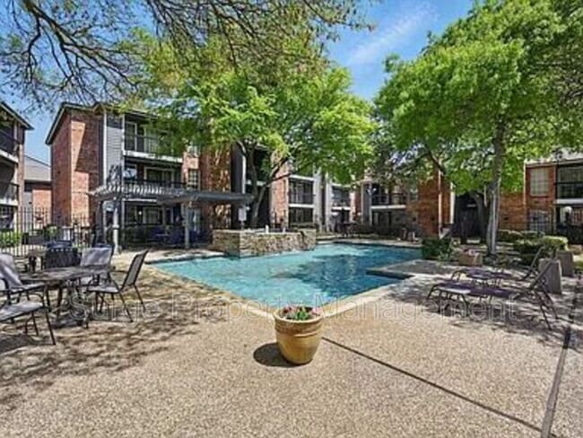 Building Photo - 18333 Roehampton Dr