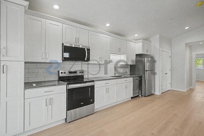 Building Photo - 4325 Arnold St NE