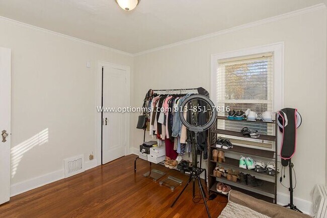 Building Photo - Charming, impeccably clean and maintained ...