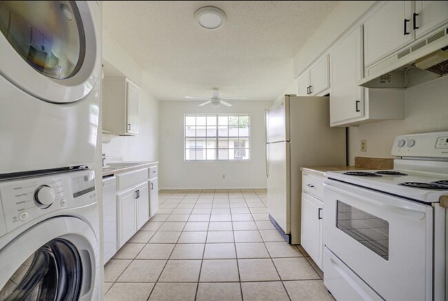 Building Photo - 3-bedroom, 2-bathroom condo in Norman with central heat and air and washer and dryer provided