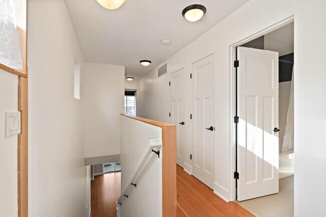 Building Photo - Beautiful 3-bdrm/2.5-bath contemporary craft home w/ lots of character. A/C, fireplace, fenced ba...