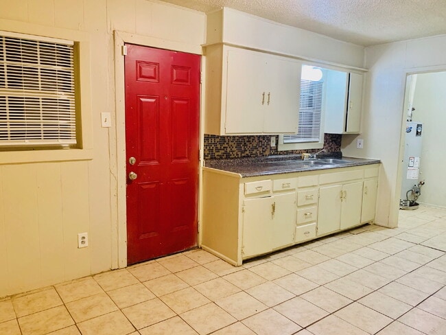Building Photo - 3 bedroom 1 Bathroom.