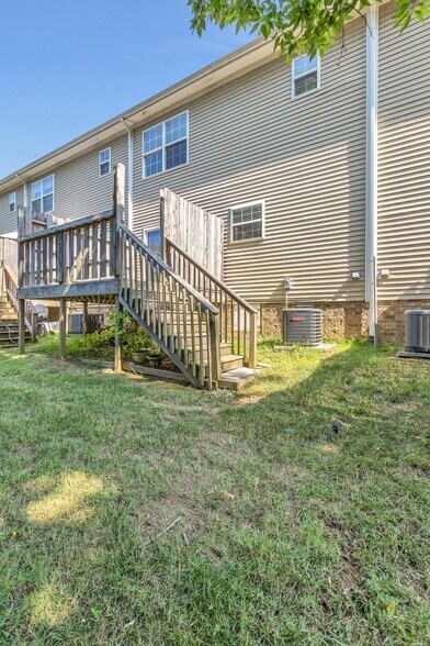 Building Photo - 2271 Dewey Dr