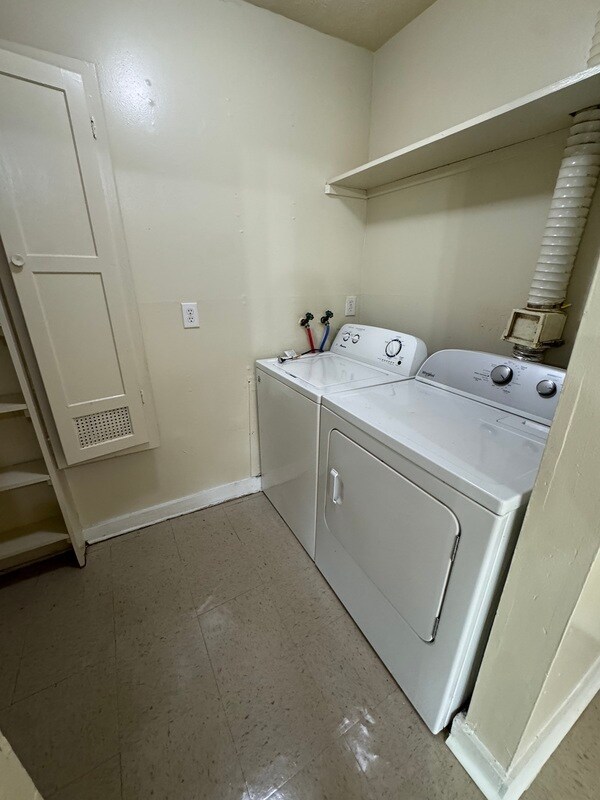 Building Photo - 5202 Castlewood Rd