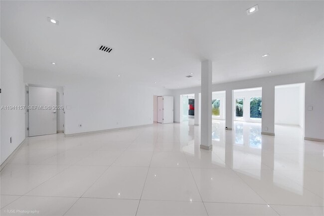 Building Photo - 850 N Venetian Dr