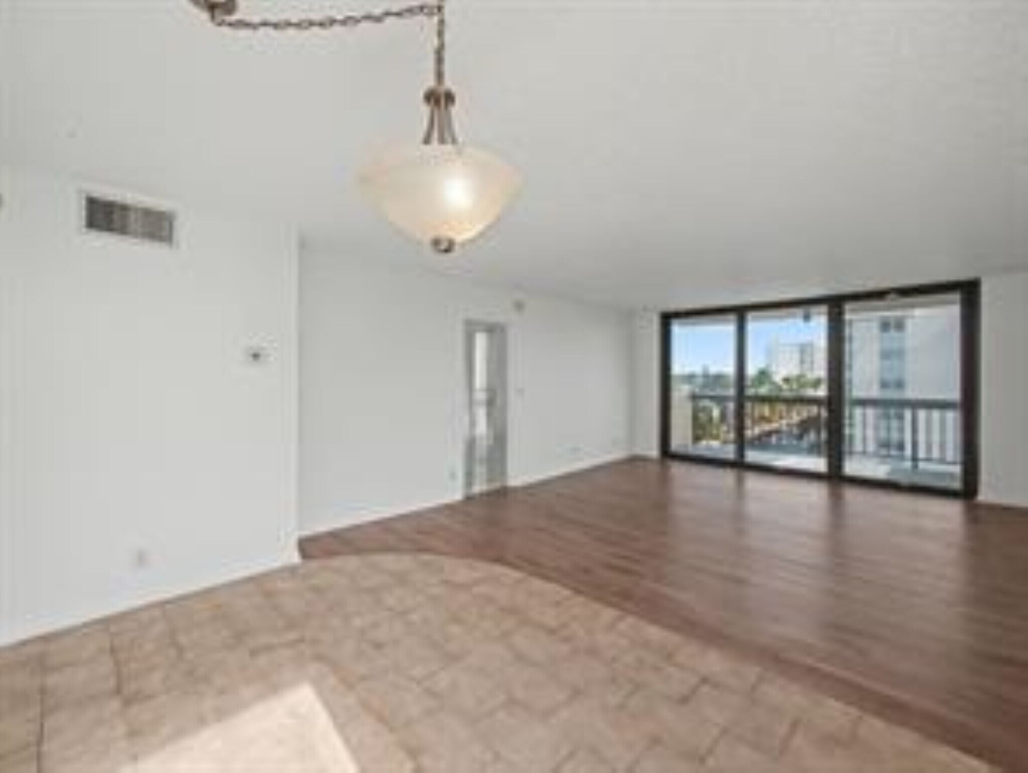 Building Photo - 4800 Bayview Dr