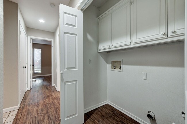 Building Photo - Welcome to your next home—a charming 2-bedroom, 2-bathroom retreat