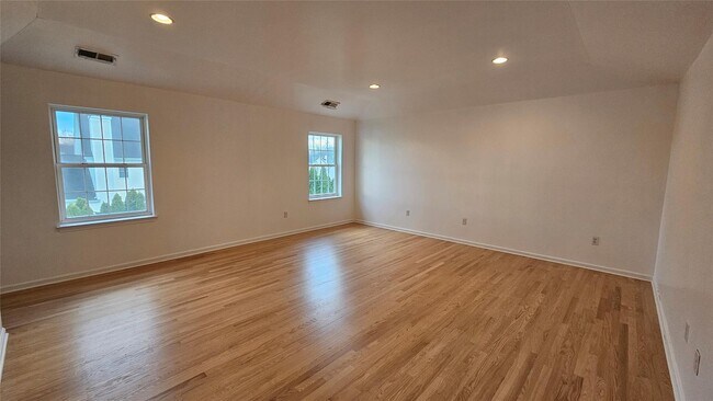 Building Photo - 2719 Colonial Dr