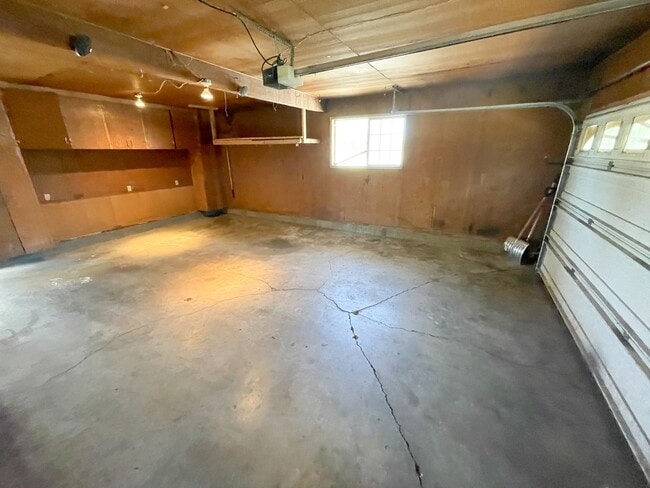 Building Photo - 3 Bedroom, 2 bath house