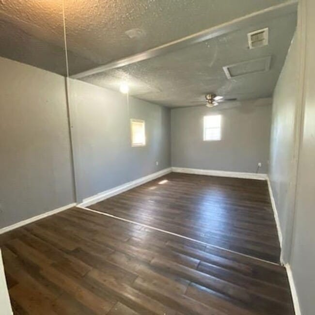 Building Photo - $0 First Month's Rent / $0 Deposit at Move-in