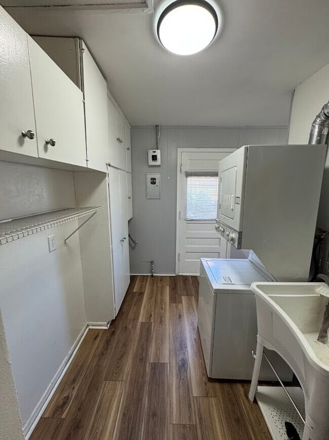 Building Photo - 2 bed 1 bath Ferndale ranch on a quiet, tree-lined street.