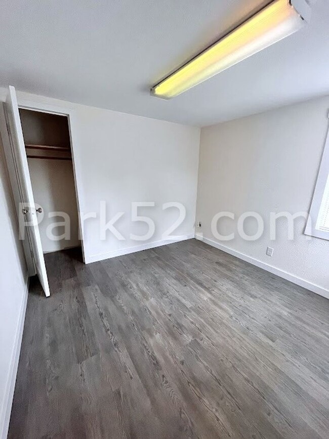 Building Photo - Small Pet Friendly - 2 Bedroom Single Fami...