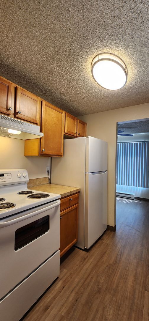 Building Photo - Welcome home to Sunset Villa in charming Canby! Offering 1 Month Free! Brand New Washer & Dryer!