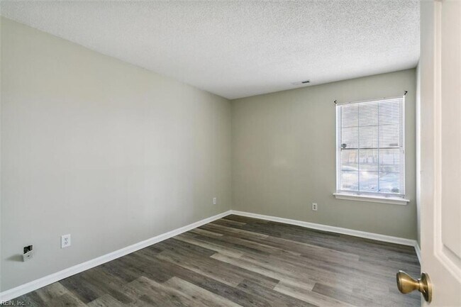 Building Photo - 213 Quarter Trail