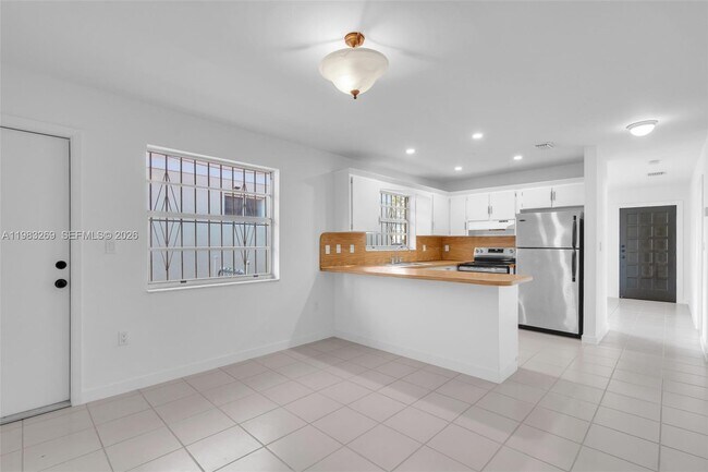 Building Photo - 3572 SW 25th St