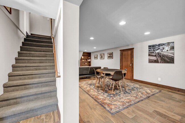 Building Photo - Charming Modern Industrial Fully Furnished Home for Lease