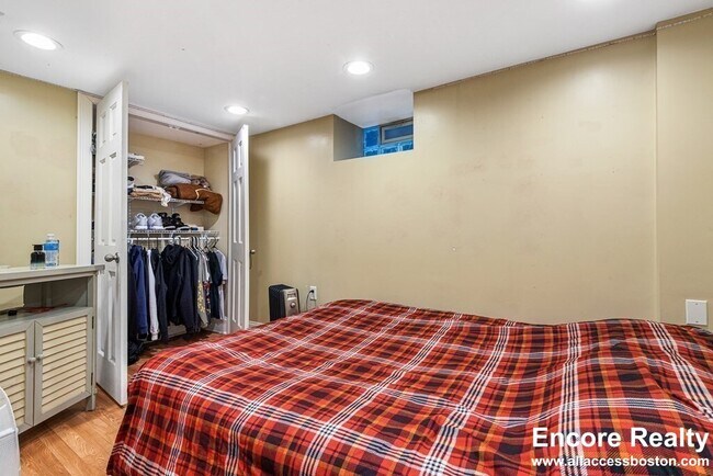 Building Photo - 1566 Tremont St