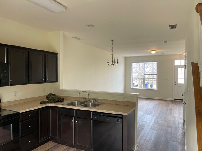 Building Photo - Spacious Duplex close to schools and shopping. Move in mid-June