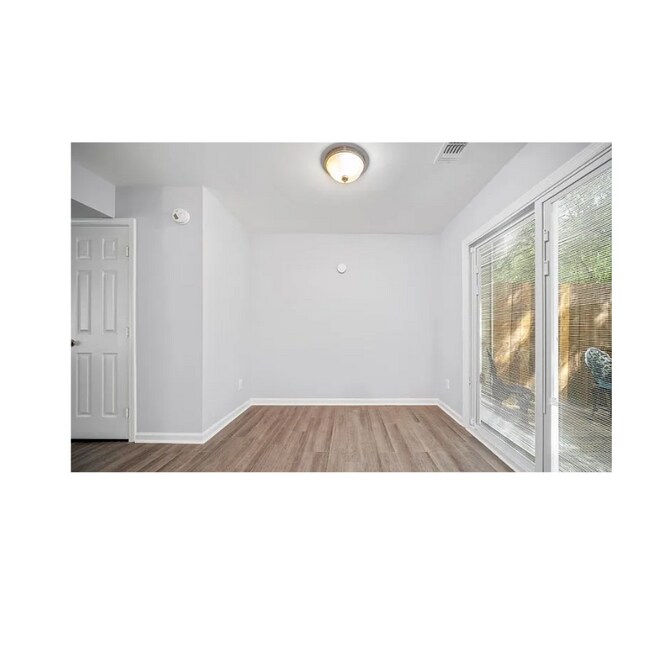 Building Photo - 558 Manning Rd SW