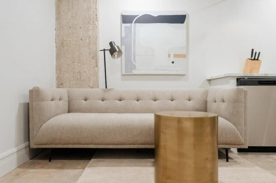 Primary Photo - 505 E Travis St