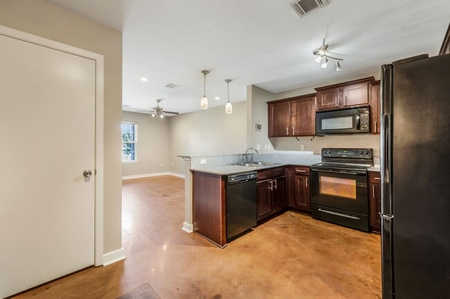 Building Photo - 3 Bedroom 2 Bathroom Lafayette Townhome for Rent!