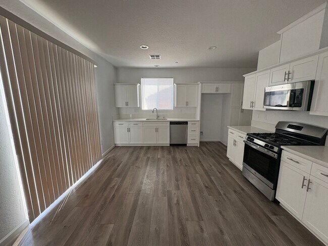 Building Photo - Two-story home in NW Visalia home Availabl...