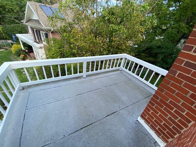 Building Photo - 3 Bed Brick Colonial Just Blocks from Red ...