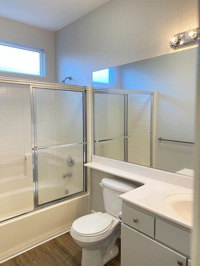 Building Photo - Great first floor corner unit!!