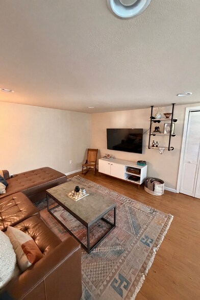 Building Photo - 513 N Franklin St