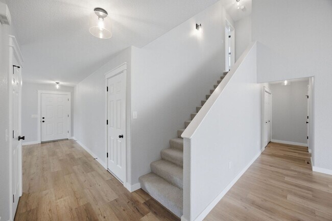 Building Photo - 2704 Stratford Ln