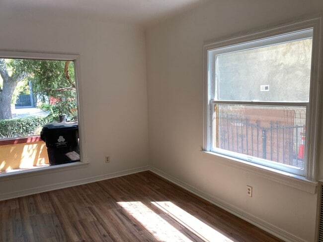 Building Photo - 1015 3/4-929 W Kensington Rd