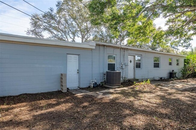 Building Photo - 2900 Leslee Lake Dr N