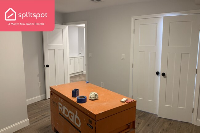 Building Photo - Private room in 3 bedroom Boston Apartment...