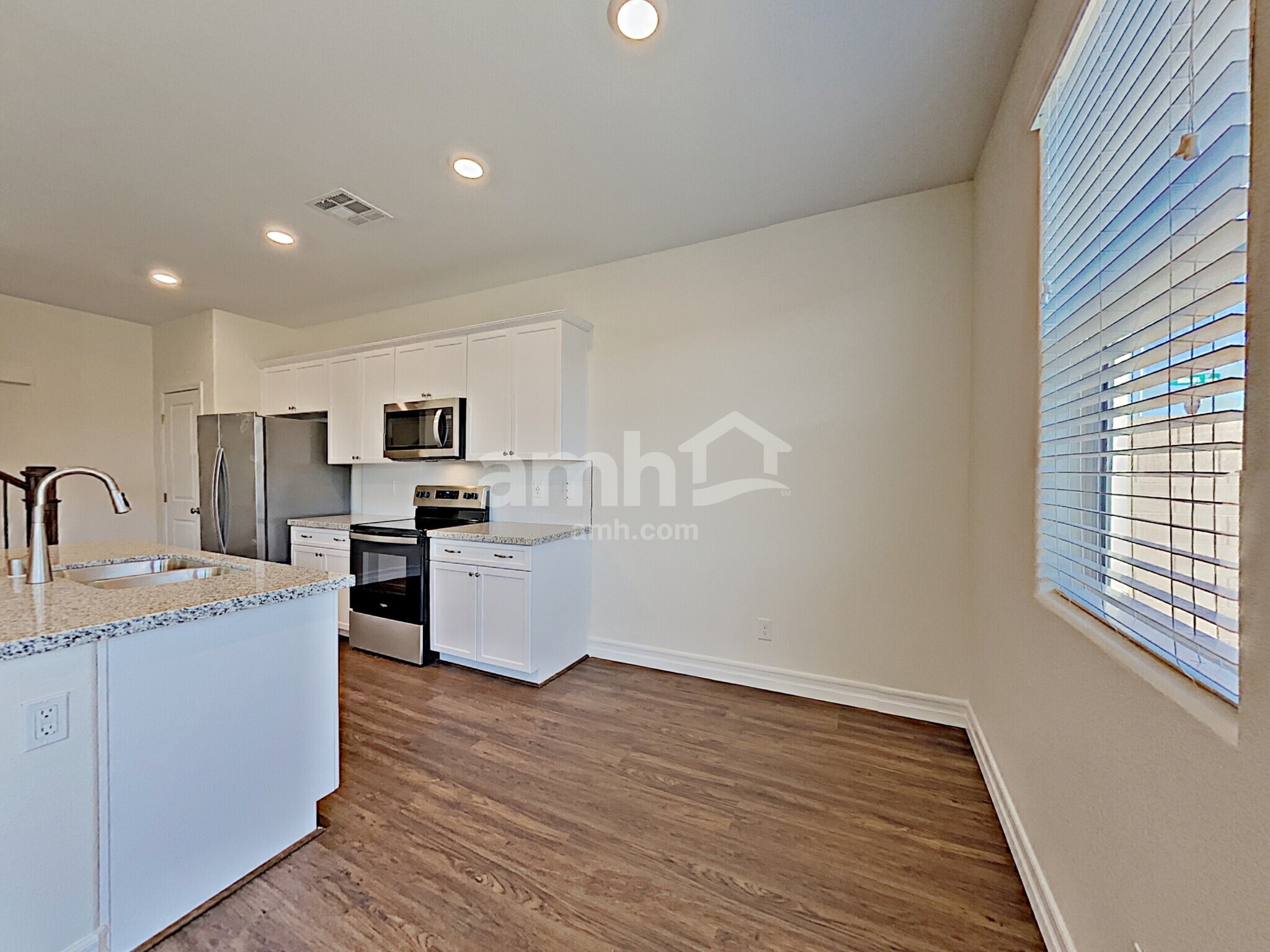 Building Photo - 9875 S Eastern Ave