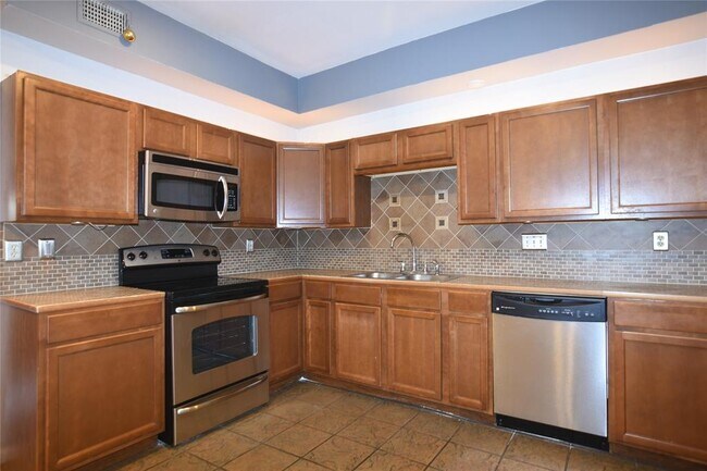 Building Photo - 940 Wycliffe Dr