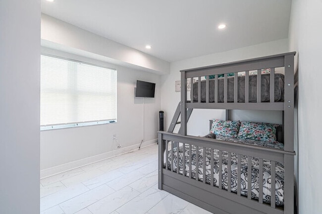 Building Photo - Beachfront Bloo's -2 Units-Ocean View Balc...