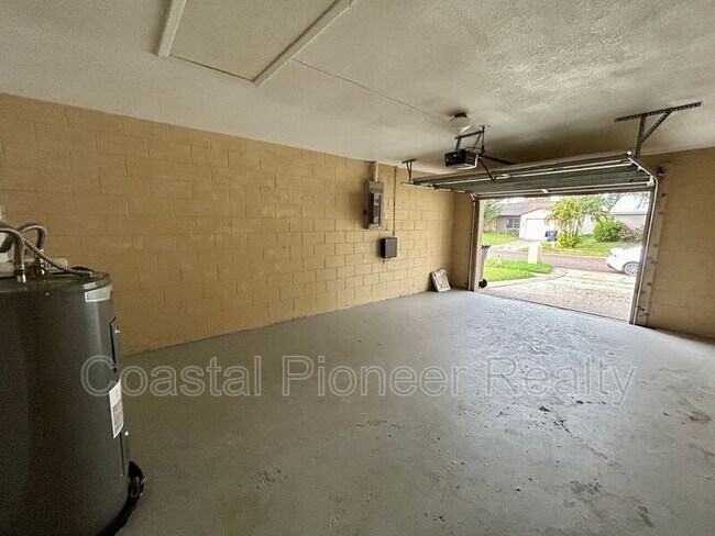 Building Photo - 1042 Axlewood Cir