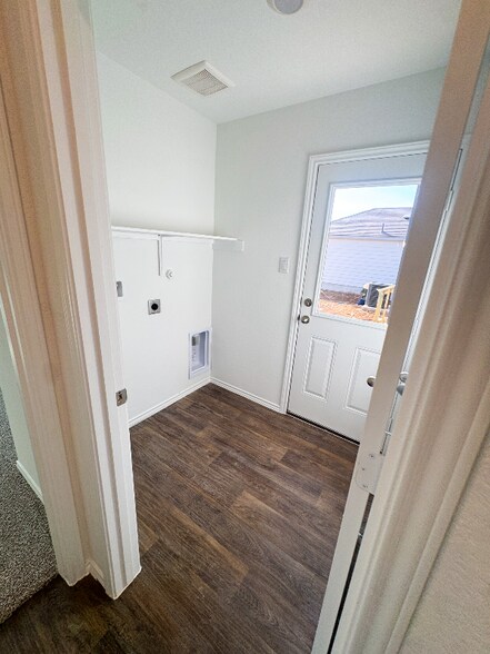 Building Photo - 2058 Zephyr Lily