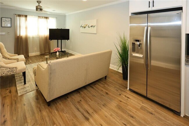 Building Photo - 1809 Vesta Ave