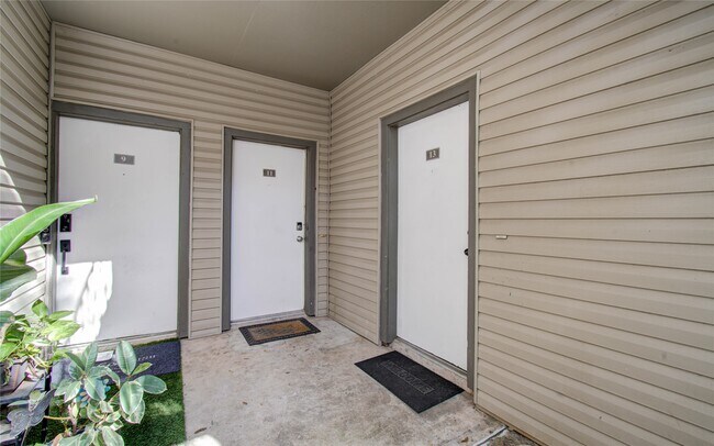 Building Photo - 9707 Richmond Ave.