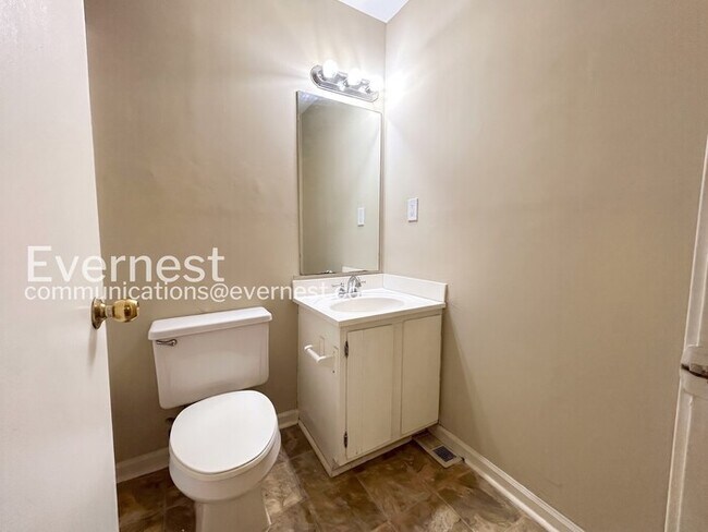 Building Photo - 3 Bed, 3 Bath Home with Off-Street Parking / Pet-Friendly / Available Now!