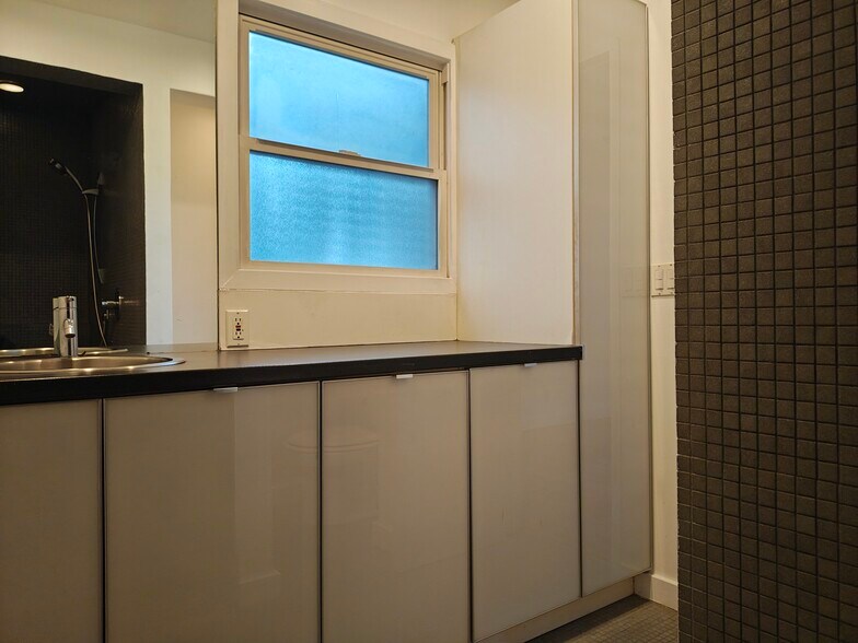 Building Photo - 252 3rd Ave