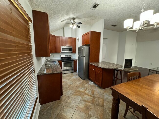 Building Photo - 350 Meadow Crossing Dr