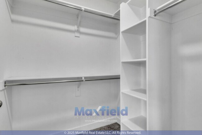 Building Photo - Spacious 5-Bedroom End-Unit Townhome with ...