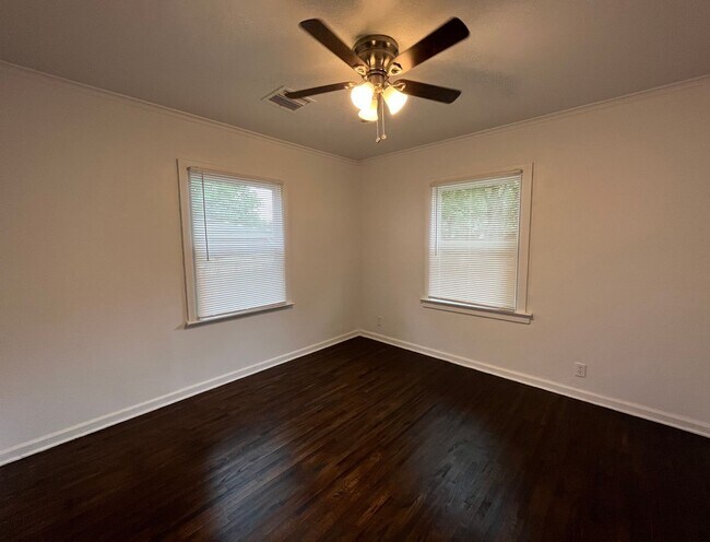 Building Photo - Adorable 2 bedroom 1 bathroom home with a ...