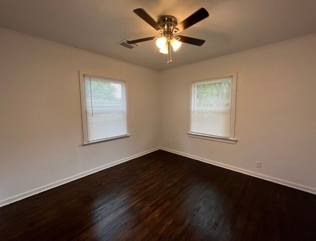 Building Photo - Adorable 2 bedroom 1 bathroom home with a garage!