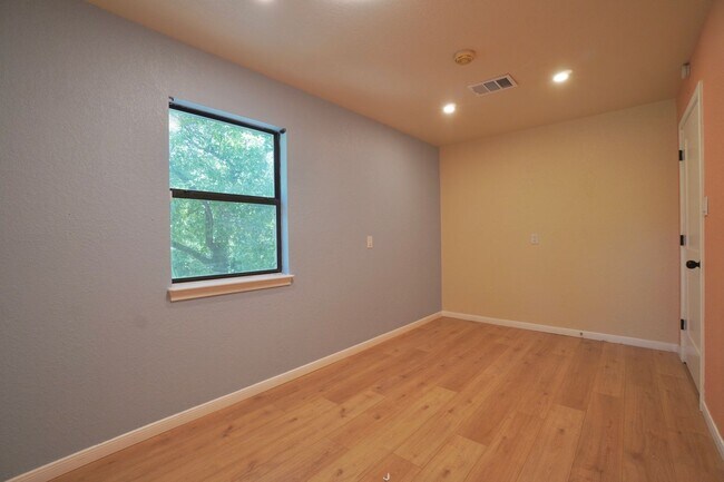 Building Photo - 8 Woodhollow Trail